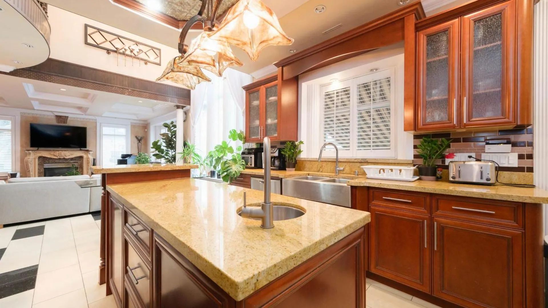 Luxurious 8-Bedroom Villa In Central Vancouver Holiday home
